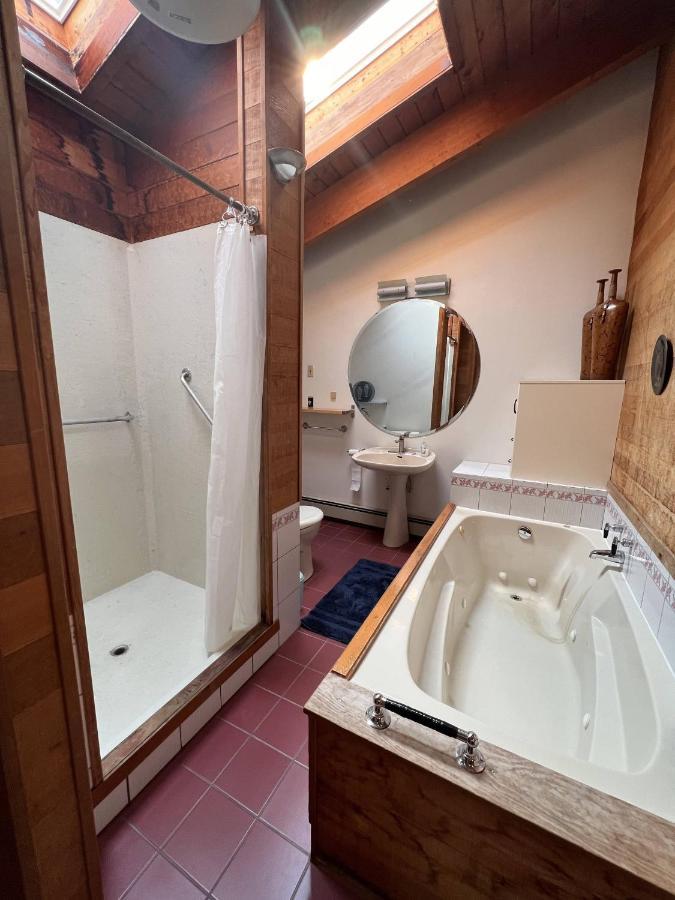 Cypress: Private Bedroom/Bathroom/Office, With Shared Pool, Hot Tub North Vancouver Exteriér fotografie