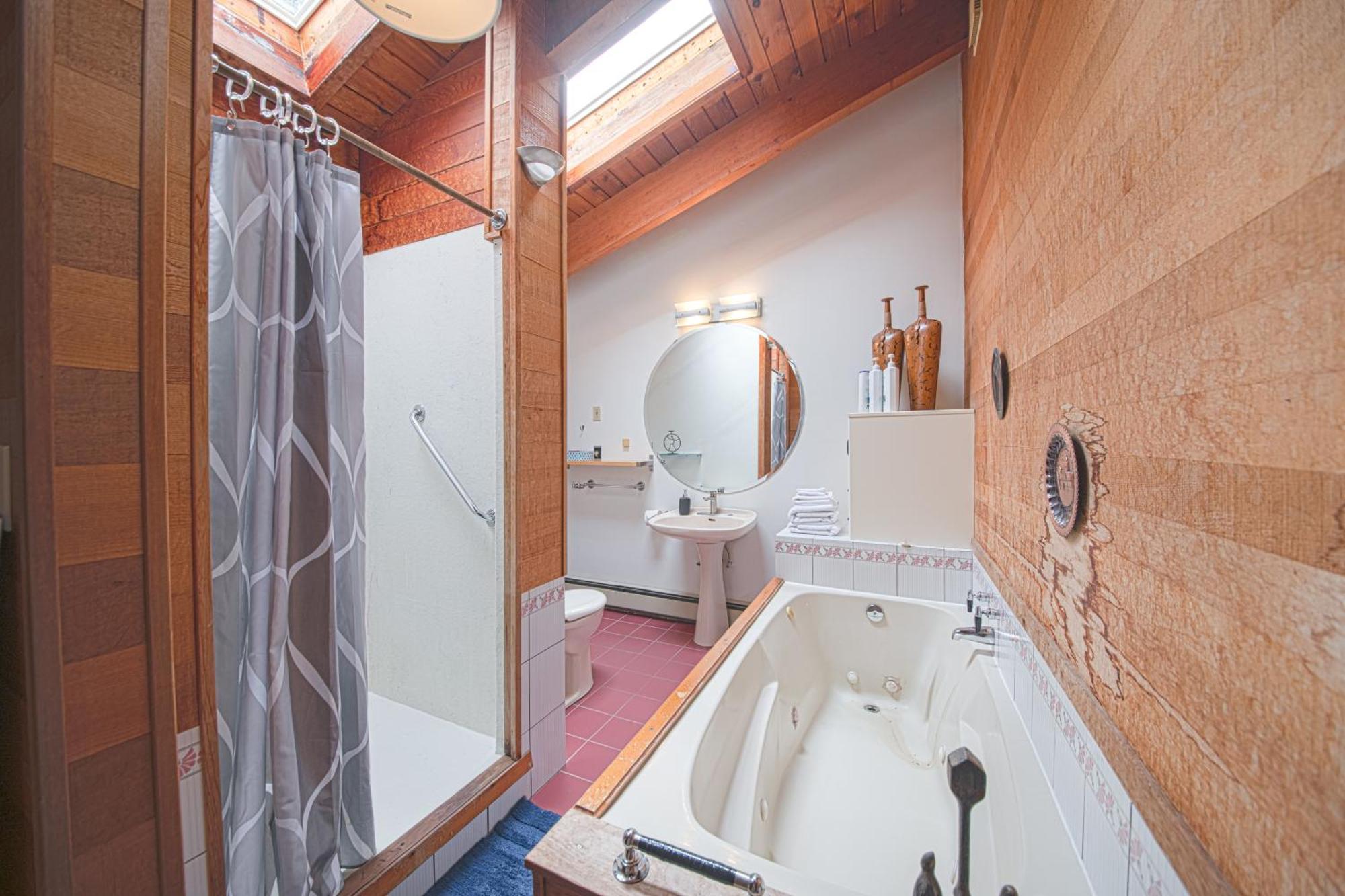 Cypress: Private Bedroom/Bathroom/Office, With Shared Pool, Hot Tub North Vancouver Exteriér fotografie